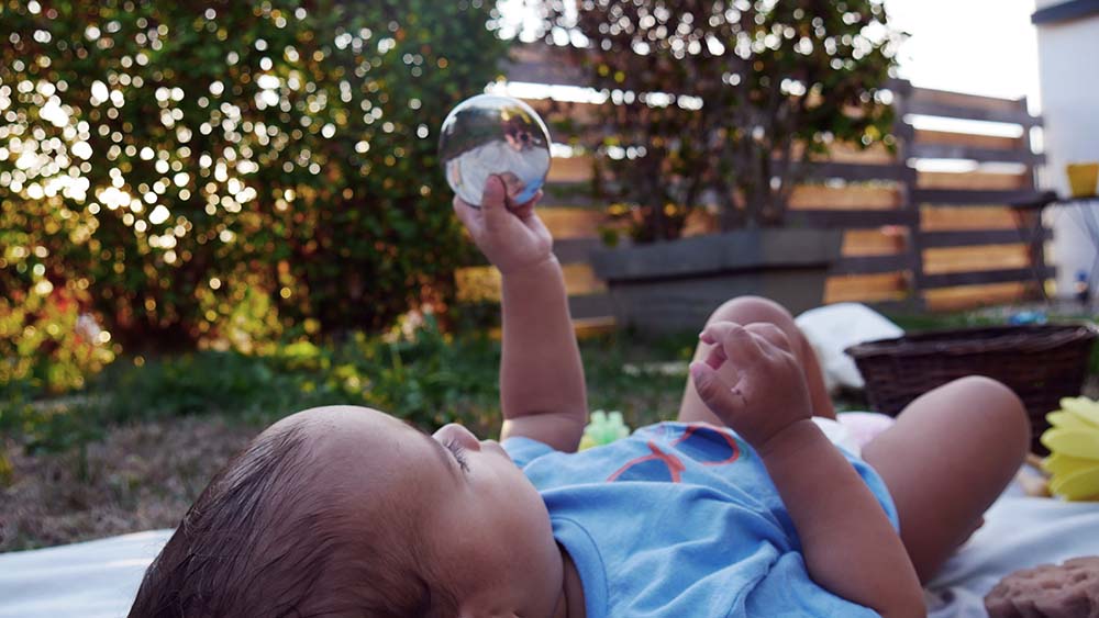 Jouets pour l'éveil d'un bébé de 2 mois