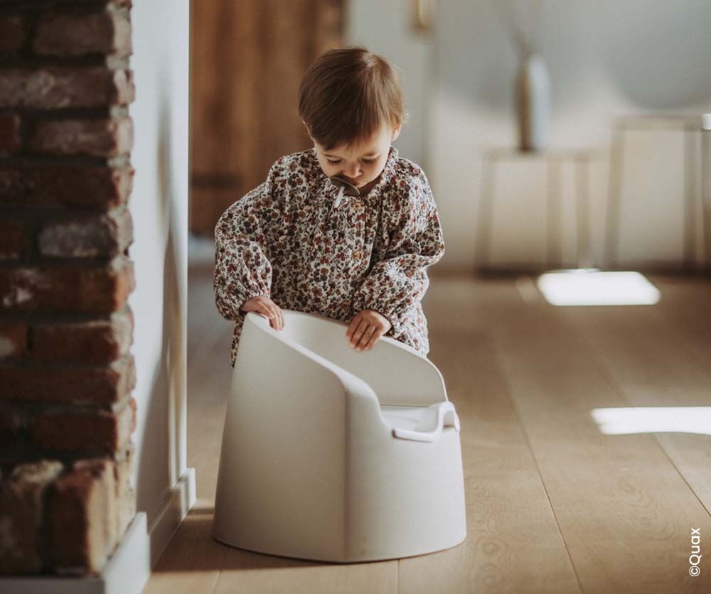 bebe qui marche essaie de se mettre sur le pot ne plus utiliser de couche