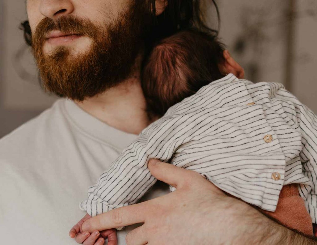 un papa avec bébé stress pour se separer de son bebe apres la fin de son congé parental et la reprise du travail