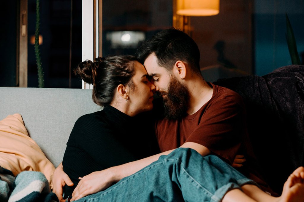 futur papa aide future maman enceinte pour accompagner la grossesse avec son rôle de papa et père