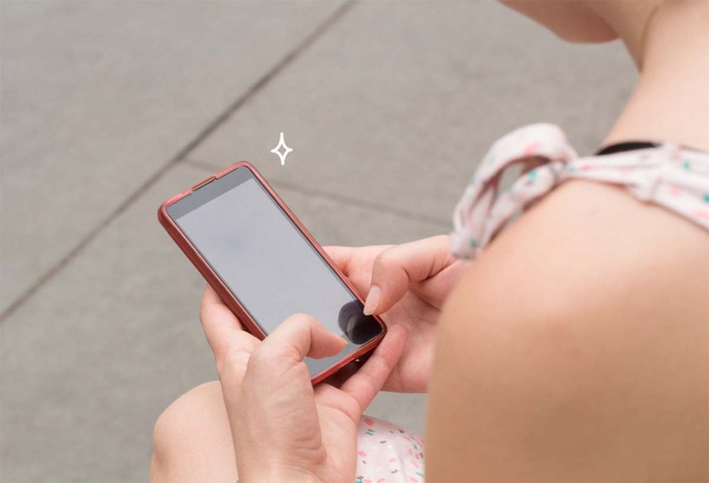 Exemple de messages de félicitations pour la naissance d'un bébé affichés sur un smartphone tenu par une personne. Textes de vœux, félicitations personnalisées, modèles de messages pour nouveau-né, idées de textes originaux pour bébé, formulations créatives de félicitations de naissance, exemples de SMS de bienvenue pour enfant, souhaits chaleureux pour parents et bébé, inspirations de cartes de naissance, citations célèbres sur les nouveaux arrivants, expressions populaires pour célébrer une naissance.