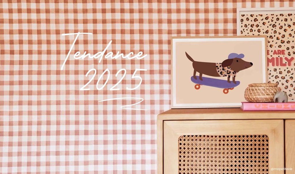 Tendance déco 2025 pour chambre bébé enfant fille et garçon, mix de motifs vichy, couleurs naturelles, rotin et léopard, idées décoration actuelles et inspirantes.