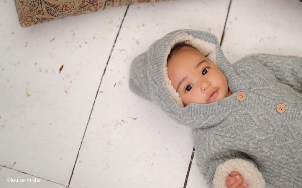 Bébé garçon musulman en tenue d’hiver, inspiration liste de prénom arabe garçon et prénom musulman tendance