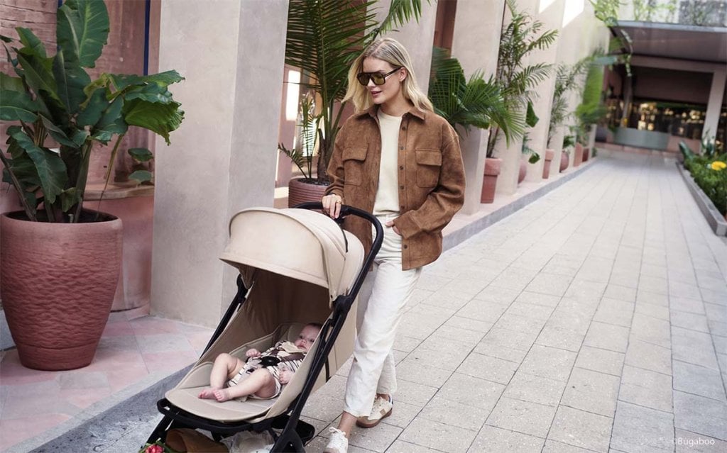 Promenade avec bébé dans l’une des meilleures poussettes compactes, idéale pour les déplacements quotidiens
