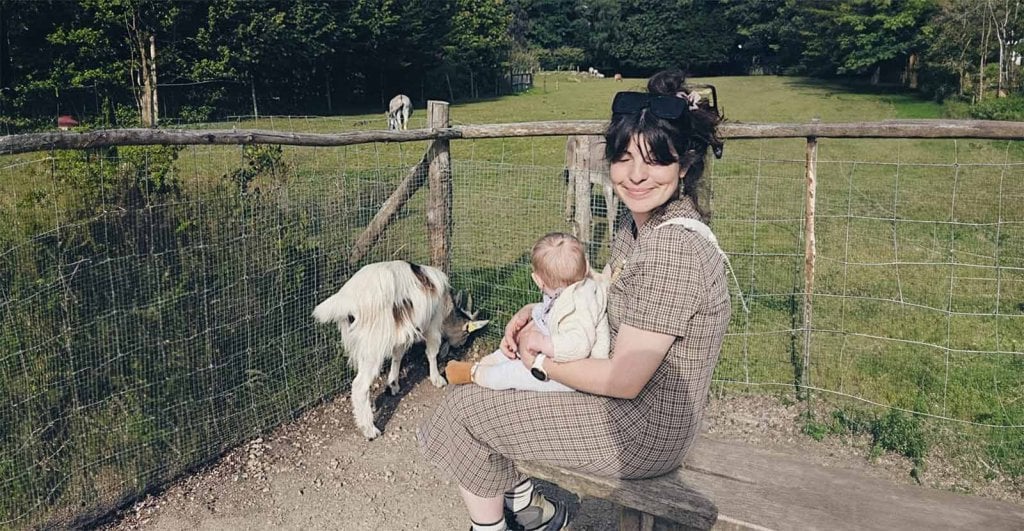 Maman cool avec son bébé dans la nature au contact des animaux de ferme