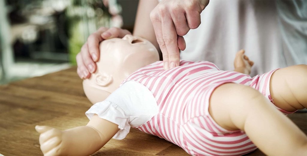 Démonstration pratique des gestes premiers secours bébé et enfant pour agir en situation d’urgence