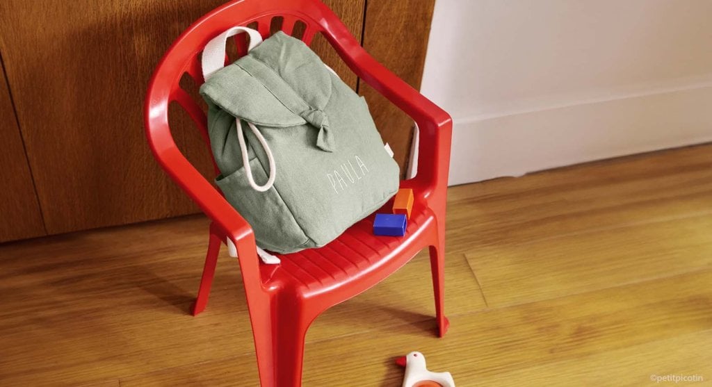 Sac à dos posé sur une chaise, un indispensable crèche ou nounou pour ton bébé