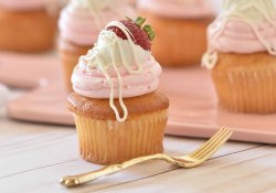 cup-cake à la fraise avec fourchette or