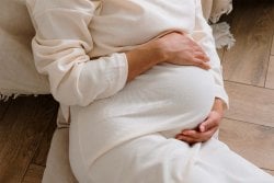 Guide pratique pour reconnaître les signes d'un accouchement imminent : identifier les symptômes et savoir quand partir à la maternité. Informations essentielles pour les futures mamans en préparation à la naissance.