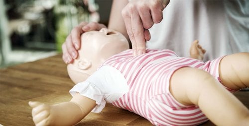 Gestes de premiers secours pour bébé : le guide essentiel