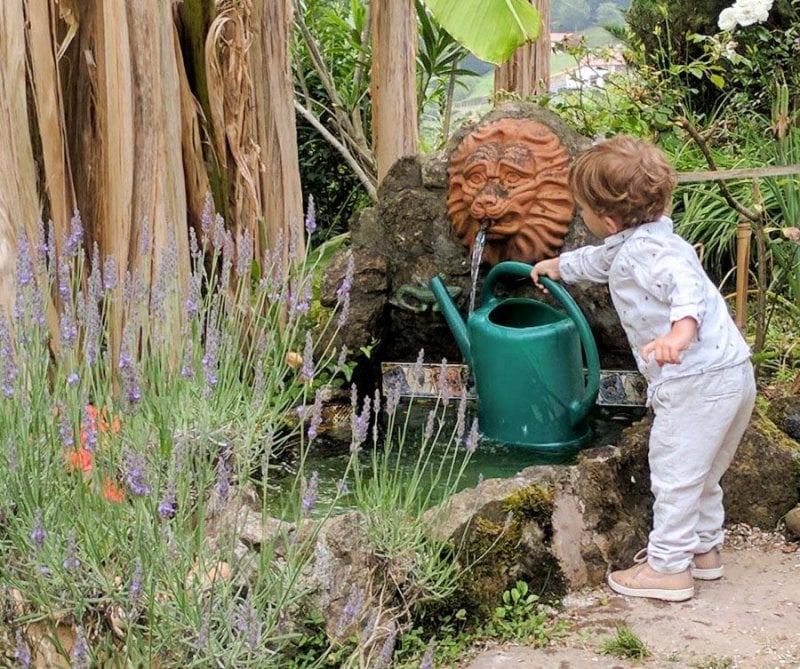 Enfant qui rempli un arrosoir