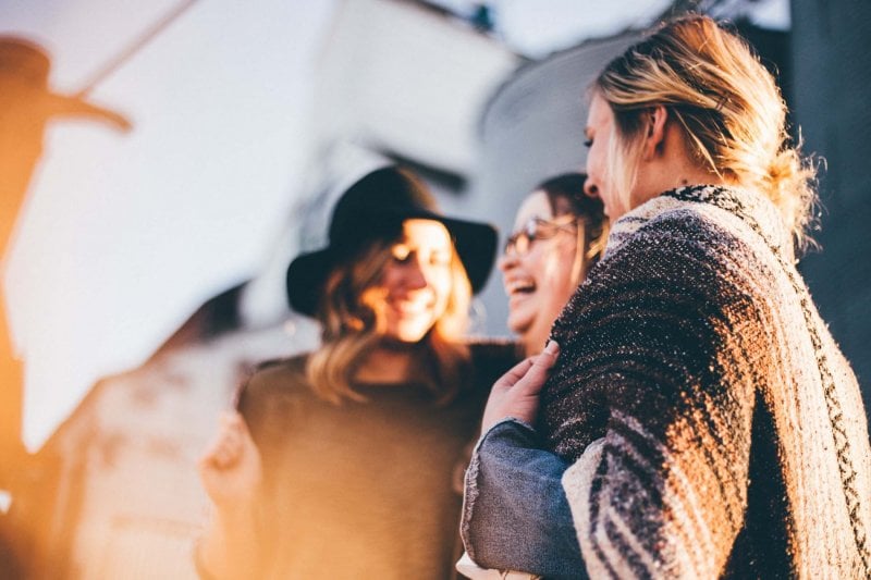 Trois filles qui se marrent