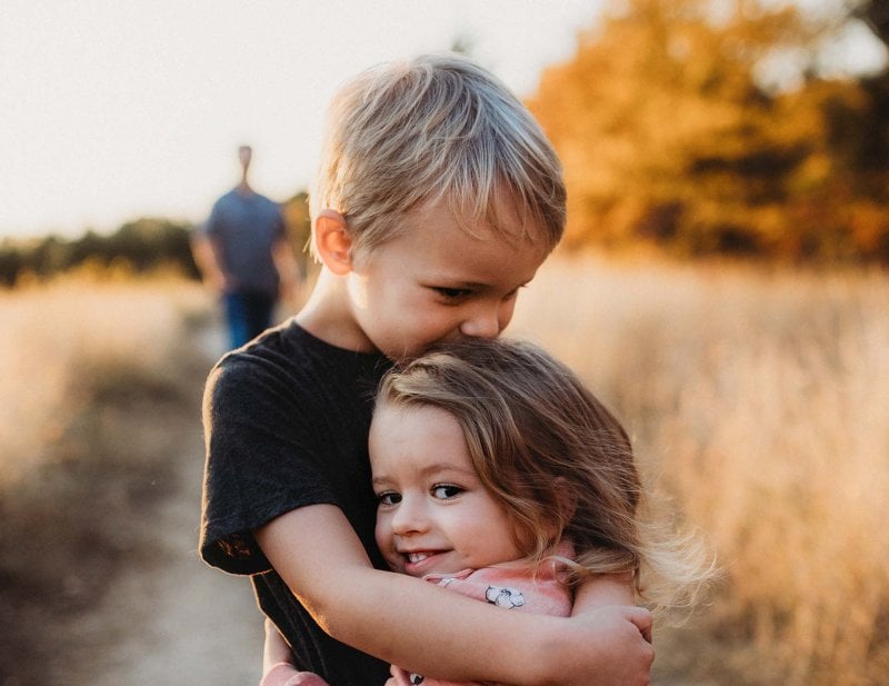 Enfants se tenant dans les bras