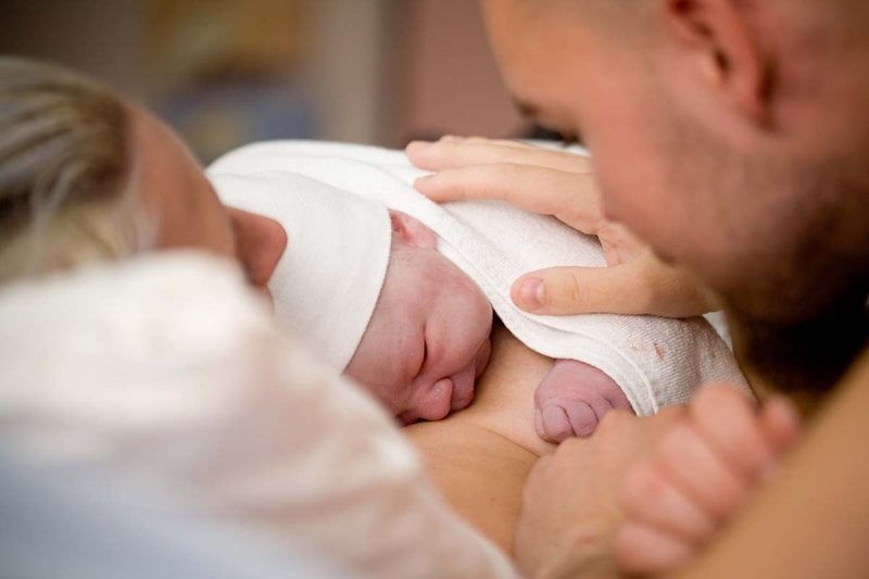 naissance juste après accouchement bébé peau à peau avec son papa et sa maman