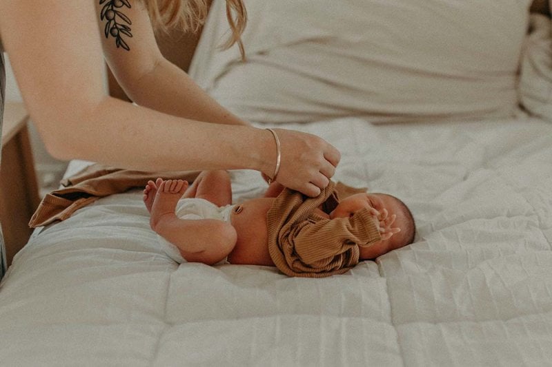 prendre soin de son bebe bien s'occuper des premiers jours a la maison tous nos conseils de parents