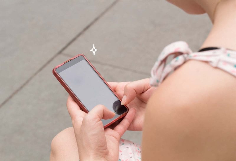 Exemple de messages de félicitations pour la naissance d'un bébé affichés sur un smartphone tenu par une personne. Textes de vœux, félicitations personnalisées, modèles de messages pour nouveau-né, idées de textes originaux pour bébé, formulations créatives de félicitations de naissance, exemples de SMS de bienvenue pour enfant, souhaits chaleureux pour parents et bébé, inspirations de cartes de naissance, citations célèbres sur les nouveaux arrivants, expressions populaires pour célébrer une naissance.