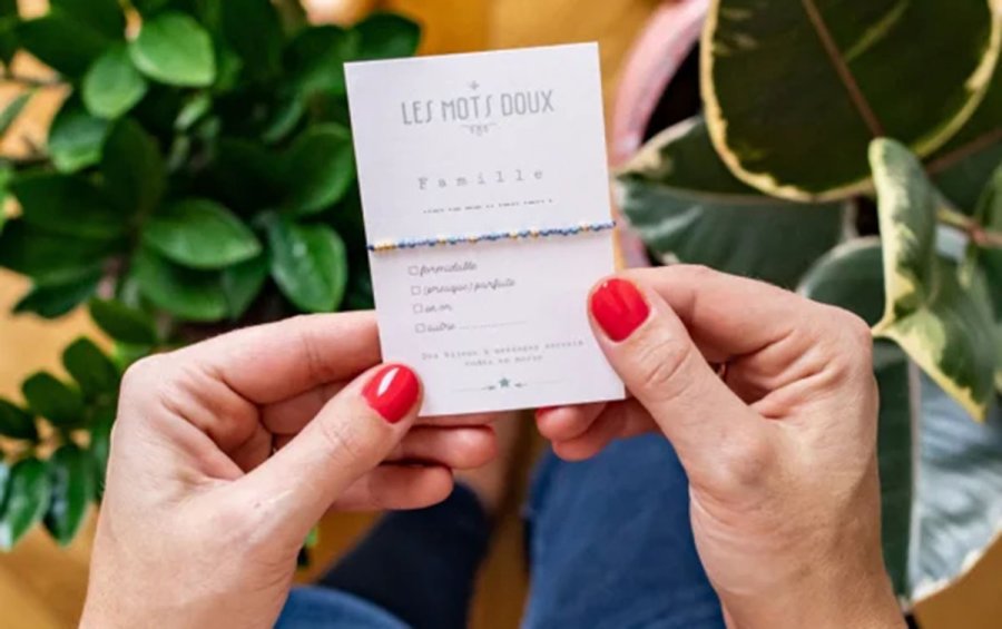 cadeau maman bracelet avec vernis à ongles rouge