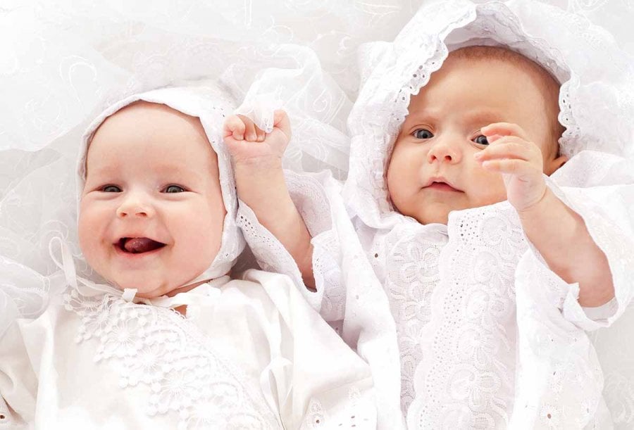 2 bébés jumeaux avec une jolie tenue de naissance