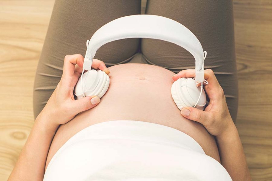 poser un casque, des écouteurs sur le ventre pendant la grossesse pour faire ecouter de la musique à son bébé in utero