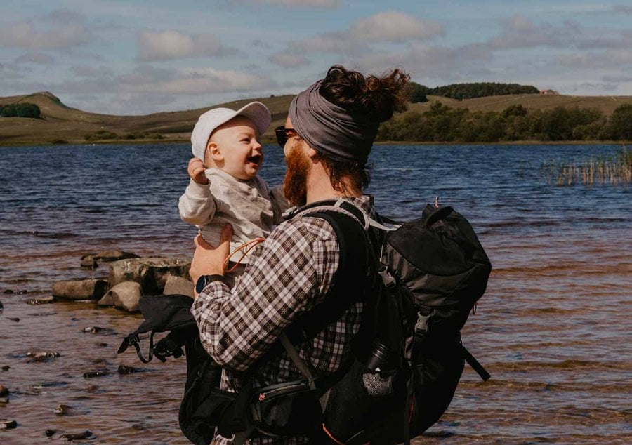 guide pratique pour voyager avec bébé papa sac à dos meilleur voyage